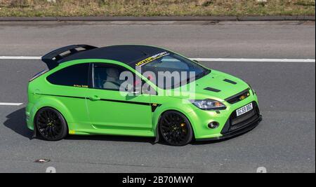 Motor Sport Developments 2010 Green Ford Focus RS; UK Vehicular Traffic, Transport, moderne Fahrzeuge, Salonwagen, bewegte Fahrzeuge, Fahrzeuge, Straßen, Motoren, Fahren auf der Autobahn M6 Stockfoto