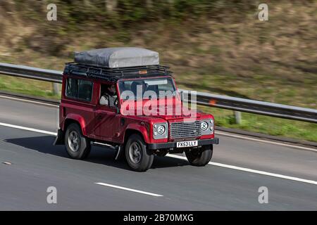 2013 Red Land Rover Defender 90 XS TD; UK Vehicular Traffic, Transport, moderne Fahrzeuge, Salonwagen, bewegte Fahrzeuge, Fahrzeuge, Straßen, Motoren, Fahren auf der Autobahn M6 Stockfoto