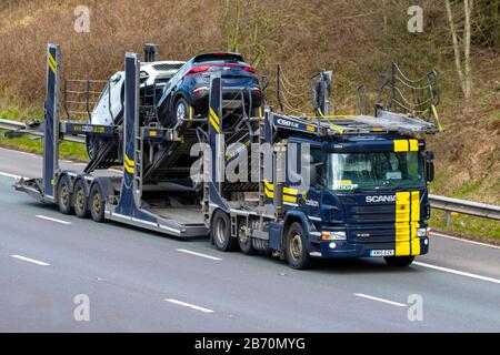 Jacko fährt mit dem Carlson-LKW-Transport-Lieferwagen, Lastwagen, Transport, LKW, Frachtführer, Scania P410-Fahrzeug, europäische kommerzielle Transportindustrie, M61 in Manchester, Großbritannien Stockfoto