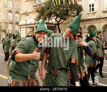 Rijeka, Kroatien, 23. Februar 2020. Lächelnde, fröhliche und fröhliche Jungs in grünen Anzügen, die bei Peter Pan maskiert sind, haben Spaß am Karneval Stockfoto