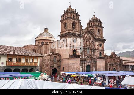 Kirche der Gesellschaft Jesu am Markttag in Cusco, Peru Stockfoto