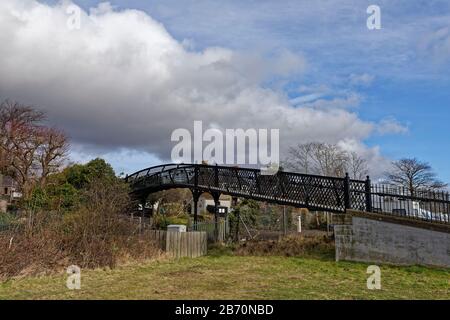 Die viktorianische Brücke Aus Gusseisen über die East Coast Rail Line in Monifieth, zwischen dem Strand und der Stadt. Stockfoto