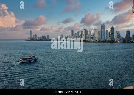 Panamakanal und Panama-Stadt in Panama Stockfoto