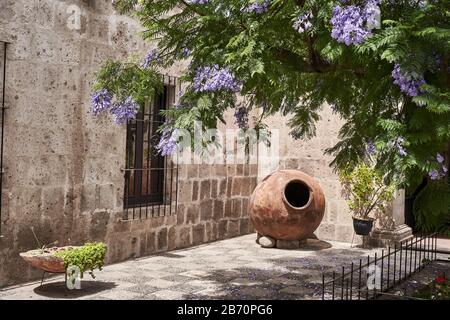 Iglesia de la Compania de Jesus Hof und Garten in Arequipa Stockfoto