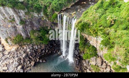 Luftbild des Hohen Wasserfalls Jeongbang und Lagune auf der Insel Jeju, Südkorea. Stockfoto