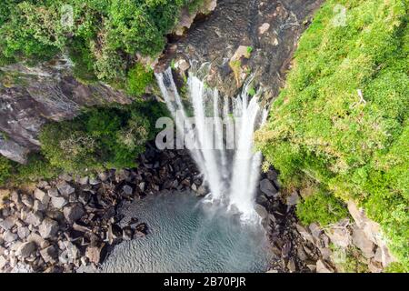 Blick Auf Die Luft Blick auf Den Hohen Wasserfall Jeongbang und die Lagune auf der Insel Jeju, Südkorea. Stockfoto