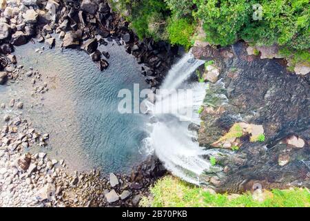 Blick Auf Die Luft Blick auf Den Hohen Wasserfall Jeongbang und die Lagune auf der Insel Jeju, Südkorea. Stockfoto
