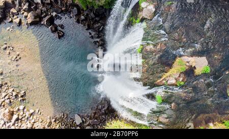 Blick Auf Die Luft Blick auf Den Hohen Wasserfall Jeongbang und die Lagune auf der Insel Jeju, Südkorea. Stockfoto