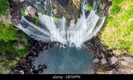 Blick Auf Die Luft Blick auf Den Hohen Wasserfall Jeongbang und die Lagune auf der Insel Jeju, Südkorea. Stockfoto