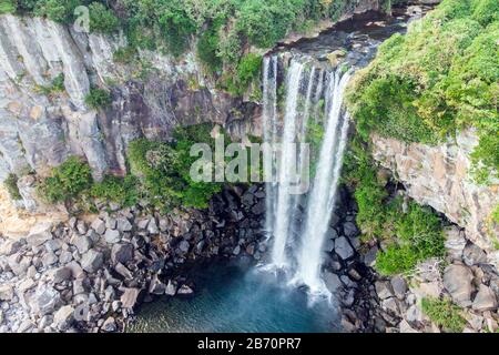 Luftbild des Hohen Wasserfalls Jeongbang und Lagune auf der Insel Jeju, Südkorea. Stockfoto