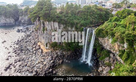 Luftansicht des Hohen Wasserfalls Jeongbang und Lagune. Seoqwipo auf Jeju-Insel, Südkorea. Stockfoto