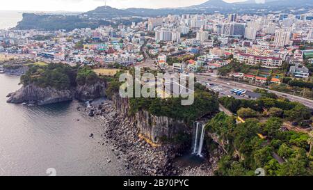 Luftbild des Hohen Wasserfalls Jeongbang, Lagune und Seoqwipo auf Jeju-Insel, Südkorea. Stockfoto