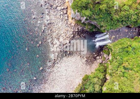 Blick Auf Die Luft Blick auf Den Hohen Wasserfall Jeongbang und die Lagune auf der Insel Jeju, Südkorea. Stockfoto