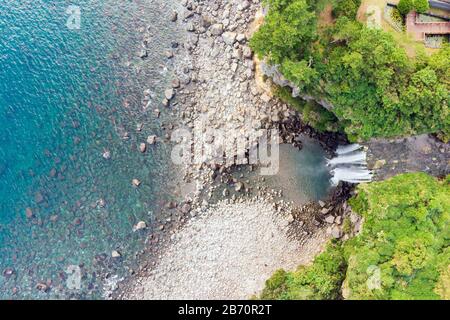Blick Auf Die Luft Blick auf Den Hohen Wasserfall Jeongbang und die Lagune auf der Insel Jeju, Südkorea. Stockfoto