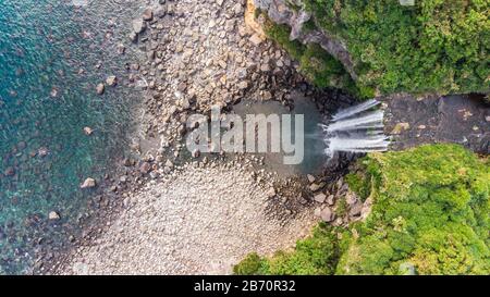 Blick Auf Die Luft Blick auf Den Hohen Wasserfall Jeongbang und die Lagune auf der Insel Jeju, Südkorea. Stockfoto