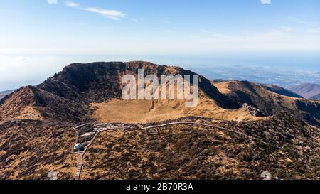 Luftbild des Hallasan-Gebirges auf der Insel Jeju, Südkorea. See, Kratertal und Hang des Vulkans. Stockfoto