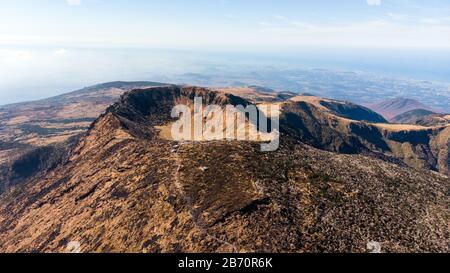 Luftbild des Hallasan-Gebirges auf der Insel Jeju, Südkorea. See, Kratertal und Hang des Vulkans. Stockfoto