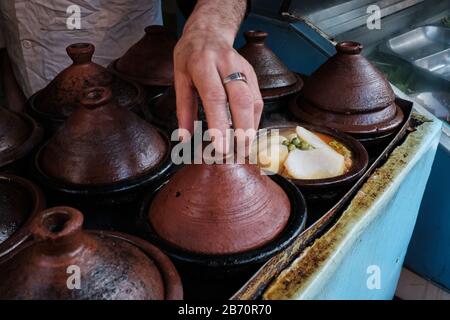 Traditionelle marokkanische Tajine in einem lokalen Straßenfood-Stall verkauft. Stockfoto