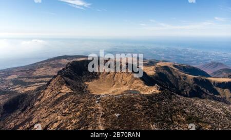 Luftbild des Hallasan-Gebirges auf der Insel Jeju, Südkorea. See, Kratertal und Hang des Vulkans. Stockfoto