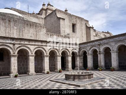 Iglesia de la Compania de Jesus Hof in Arequipa Stockfoto