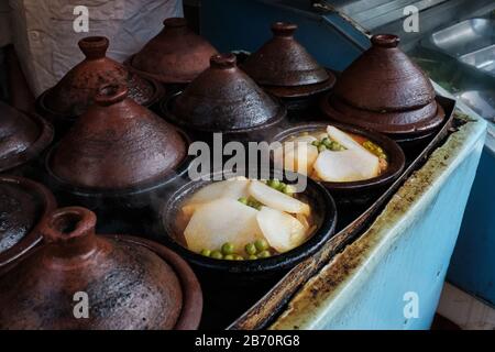 Traditionelle marokkanische Tajine in einem lokalen Straßenfood-Stall verkauft. Stockfoto