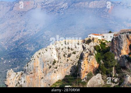 Ein Haus auf dem Gipfel eines Berges in Alicante Stockfoto