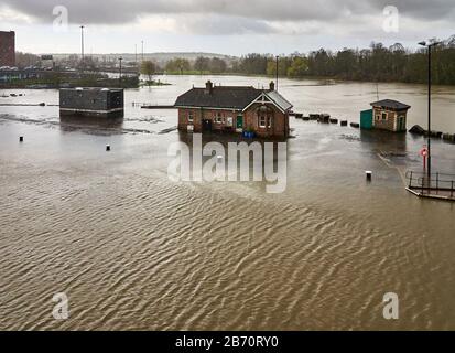 Brunel Lock an der Einfahrt zum Bristol Floating Harbour bei hohen Gezeitenüberschwemmungen des Flusses Avon in einem Hagelsturm fotografiert - Bristol UK Stockfoto