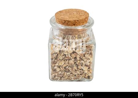 Löwenzahnwurzel oder in lateinischer Taraxaci Radix in einem Glasbecher, isoliert auf weißem Hintergrund. Heilkräuter. Kräutermedizin. Alternative Medizin Stockfoto