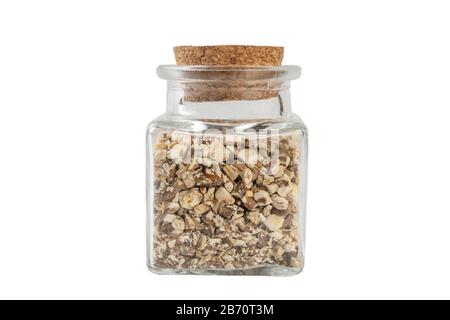 Löwenzahnwurzel oder in lateinischer Taraxaci Radix in einem Glasbecher, isoliert auf weißem Hintergrund. Heilkräuter. Kräutermedizin. Alternative Medizin Stockfoto