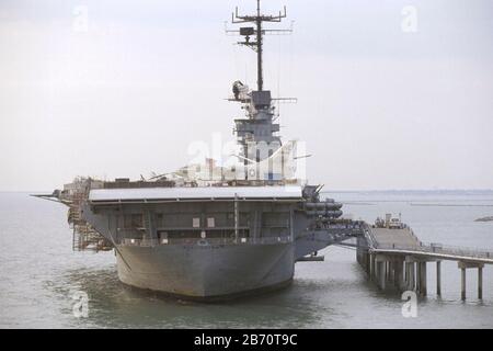 Corpus Christi, Texas, USA, Oktober 2001: F-14 Tomcat aus der 1970s-Ära auf dem Flugdeck des pensionierten Flugzeugträgers USS Lexington, an der Corpus Christi Bay vertäut. ©Bob Daemmrich Stockfoto