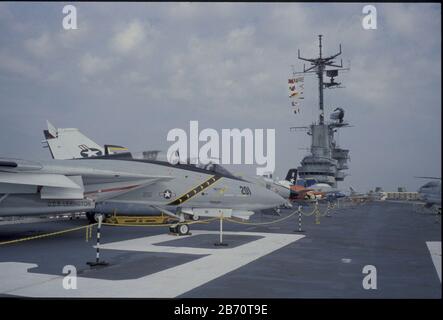 Corpus Christi, Texas, USA, Oktober 2001: F-14 Tomcat aus der 1970s-Ära auf dem Flugdeck des pensionierten Flugzeugträgers USS Lexington, an der Corpus Christi Bay vertäut. ©Bob Daemmrich Stockfoto