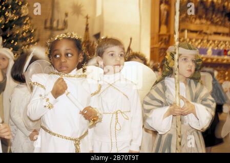 Austin, Texas, USA, Dezember 2002: Junge Studenten treten beim Weihnachtsfest an der St. Martin's Lutheran School auf. ©Bob Daemmrich Stockfoto