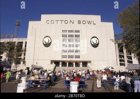 Dallas, Texas, USA, Oktober 2001: Haupteingang zum Cotton Bowl Stadion während der Texas State Fair. ©Bob Daemmrich Stockfoto