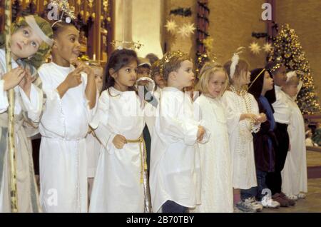 Austin, Texas, USA, Dezember 2002: Junge Studenten treten beim Weihnachtsfest an der St. Martin's Lutheran School auf. ©Bob Daemmrich Stockfoto