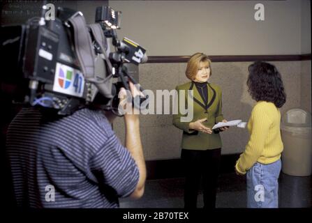 San Antonio, Texas, USA, Februar 2001: Reporterin des spanischsprachigen Fernsehsenders führt ein Interview, während die Kameramann es aufzeichnet. ©Bob Daemmrich Stockfoto