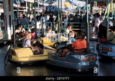 Dallas, Texas, USA, 2001: Kinder fahren auf der State Fair of Texas in Stoßfängern. ©Bob Daemmrich Stockfoto