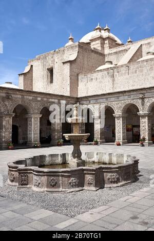 Iglesia de la Compania de Jesus Hof in Arequipa Stockfoto