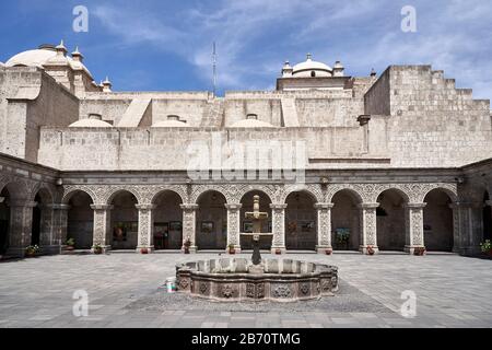 Iglesia de la Compania de Jesus Hof in Arequipa, Peru. Stockfoto