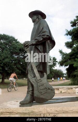 Austin, Texas USA: Statue des 1990 verstorbenen Blues-Rock-Gitarristen Stevie Ray Vaughan. ©Bob Daemmrich Stockfoto