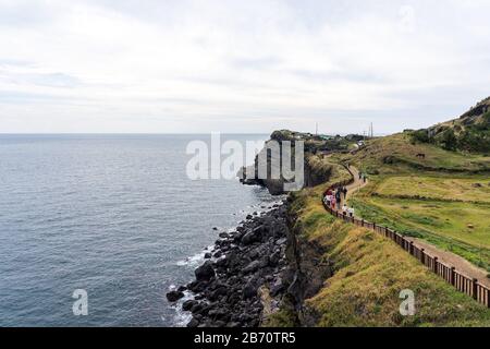 Menschen, Die An der Hohen Klippenküste Spazieren. Kein 10-Gänge-Kurs in Sondaksan Auf der Insel Jeju, Korea. Stockfoto