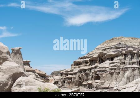 Niedrige Winkellandschaft ungewöhnlicher grauer Felsformationen gegen den blauen Himmel in Bisti Badlands in New Mexico Stockfoto