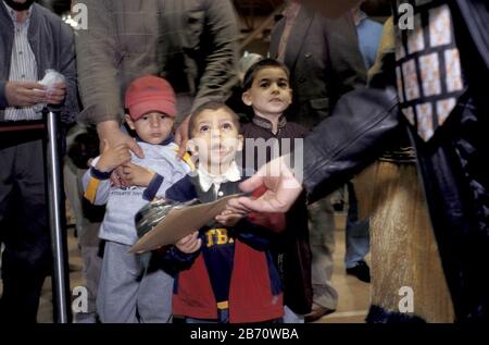 Austin, Texas, Februar 11 2003: Kinder, die am Ende des Dienstes während des Musselin-Feiertages von Eid-al-Adha kleine Geschenke erhalten; ©Bob Daemmrich Stockfoto