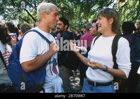 Austin Texas USA: Studenten sprechen auf dem Campus der University of Texas während einer Kundgebung im Freien für Schwulenrechte am National Coming Out Day. ©Bob Daemmrich Stockfoto