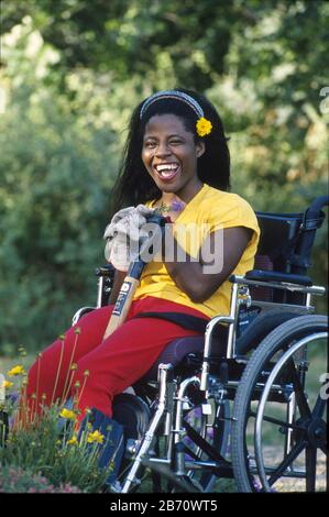 Austin Texas USA: 24-jährige behinderte nigrische Frau ehrenamtlich im öffentlichen Garten. HERR ©Bob Daemmrich Stockfoto