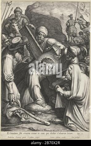 Kruisdraging Umgeben von einer Menge von Christus, die das Kreuz nach Kalvarienberg trägt. Er verlässt sich auf seine Hände und Knie und droht unter seiner Last zusammenzubrechen. Simon von Kyrene Christus kommt zu Hilfe. Rechts Veronica mit Schweißtuch. Im Hintergrund sieht man den Berg, Wo: Alle Kreuze zweier anderer Gefangener staan. Hersteller : Druckerhersteller Cornelis Galle (I) (denkmalgeschütztes Gebäude) zu Gemälde von Federico Zuccaro (denkmalgeschütztes Gebäude) Herausgeber: Joannes Galle ( nach Objekt aufgelistet) Anbieter von Privilegien Unbekanntes (denkmalgeschütztes Eigentum) Ort Herstellung: Antwerpen dating: CA. 1627 - 1676 Physische Merkmale: Auto Stockfoto