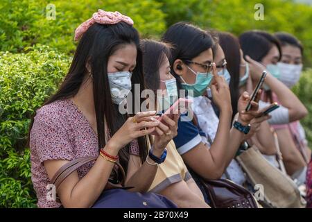 Bangkok, Bangkok, Thailand. März 2020. Mitglieder der thailändischen Öffentlichkeit tragen in der Öffentlichkeit weiterhin chirurgische Masken, um ihre Chancen, das Covid-Virus zu erkranken, zu verringern. Die thailändische Regierung kündigte außerdem an, dass Visa bei der Ankunft und Visumbefreiungen für insgesamt 21 Länder sowie die bevorstehenden Feiern zum neuen Jahr in Songkran Thai in vielen Teilen des Landes im April abgesagt werden, um die Verbreitung des Virus zu stoppen. Credit: Adryel Talamantes/ZUMA Wire/Alamy Live News Stockfoto