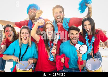 Freunde Fußballfans, die Fußballspiele im Stadion verfolgen - Junge Leute haben Spaß damit, den Verein bei der Sportweltmeisterschaft zu unterstützen Stockfoto