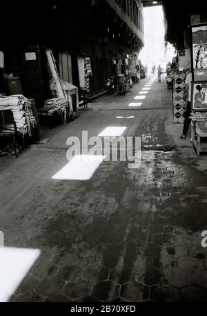 Straße der Zeltmacher Al Khayamiya in der historischen Qasaba von Radwan Bey ein Markt Souk Basar im islamischen Kairo in Ägypten in Nordafrika im Nahen Osten Stockfoto