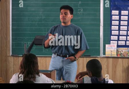 Austin, Texas USA: Hispanischer Lehrer, der zweisprachige Klasse der dritten Klasse unterrichtet. HERR ©Bob Daemmrich Stockfoto