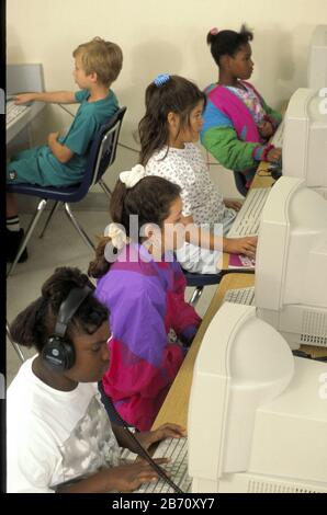 Austin, Texas, USA: Schüler der vierten Klasse, die Apple-Computer und Apple-Computer-Lese- und Mathematikprogramme im Computerlabor der Schule nutzen. ©Bob Daemmrich Stockfoto